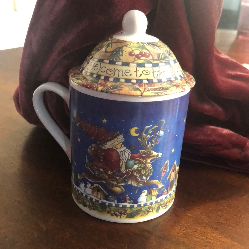 Center Street Design 2002 covered mug“Welcome to the Season” Santa & Bird Houses